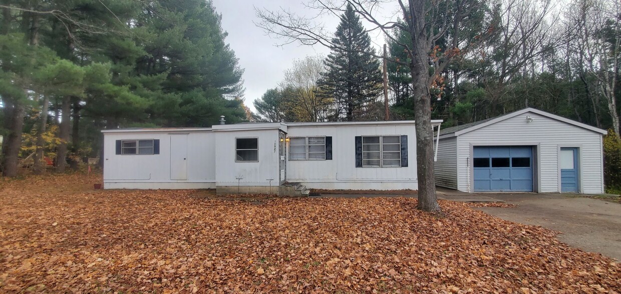 Foto principal - 1 Bedroom Mobile Home on 1 acre lot close ...