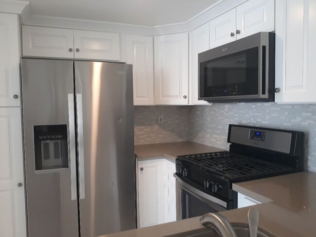 Building Photo - Vibrant 2 bedroom/2 bath condo in a great ...