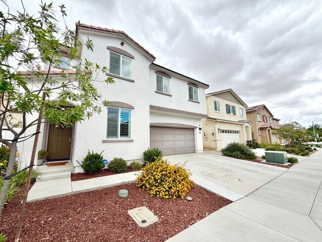 Foto del edificio - Modern 5 Bedroom 3 Bathroom Home in Tierra Del Sol with INCLUDED Solar & Low-Maintenance Living