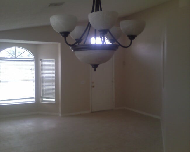 Building Photo - 1868 Olivia Cir