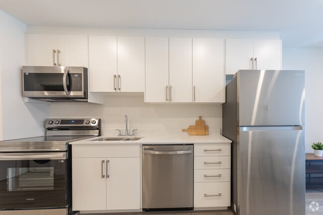 1BR, 1BA - 483SF - Kitchen - 699 Niagara