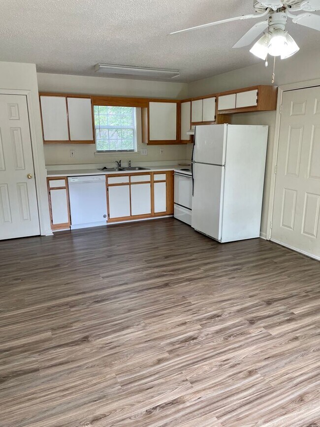 Building Photo - 2114 Wisteria Dr