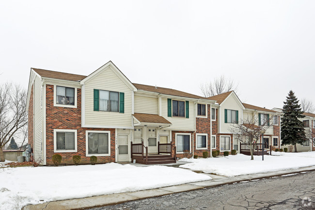 Building Photo - Utica Oaks