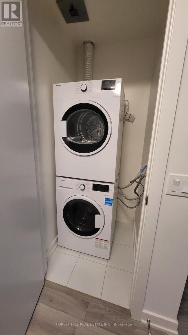 Photo du bâtiment - 120 Broadway Ave