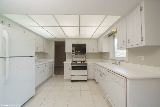 Foto del edificio - 16W700 Fern St