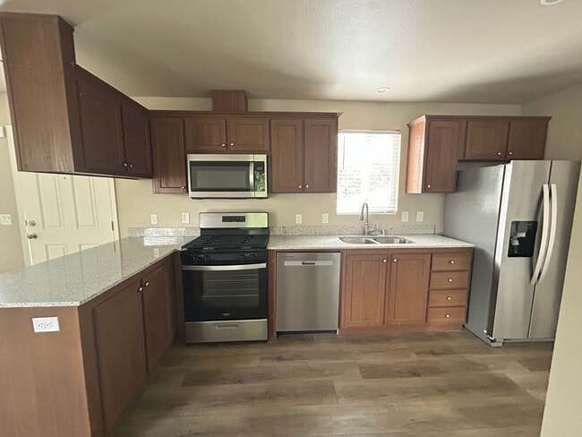 Building Photo - Available now! 2 bed/2 bath Close to Downtown Lodi