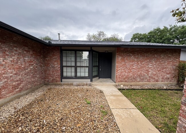 front - 4023 Briar Hollow St