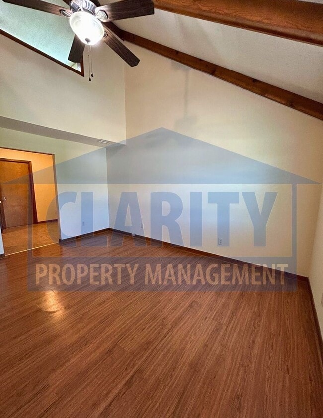 Foto del edificio - Spacious 2-Bedroom Duplex with Cathedral Ceilings