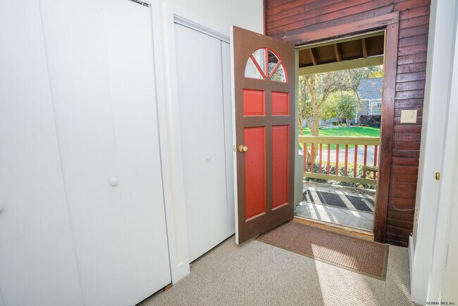 Foto del edificio - 10 Carriage House Ln