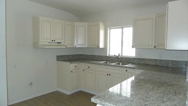 Foto del edificio - 331 W 58th St