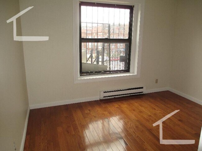Building Photo - 2BR 1Bth unit. Heat/Hot Water included. Laundry in building