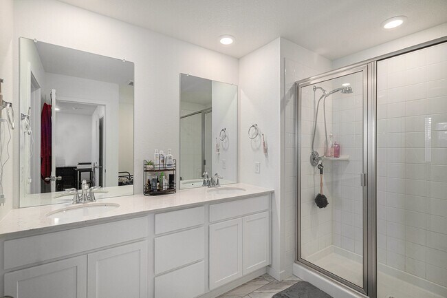 Building Photo - 635 Cottonwood Ave