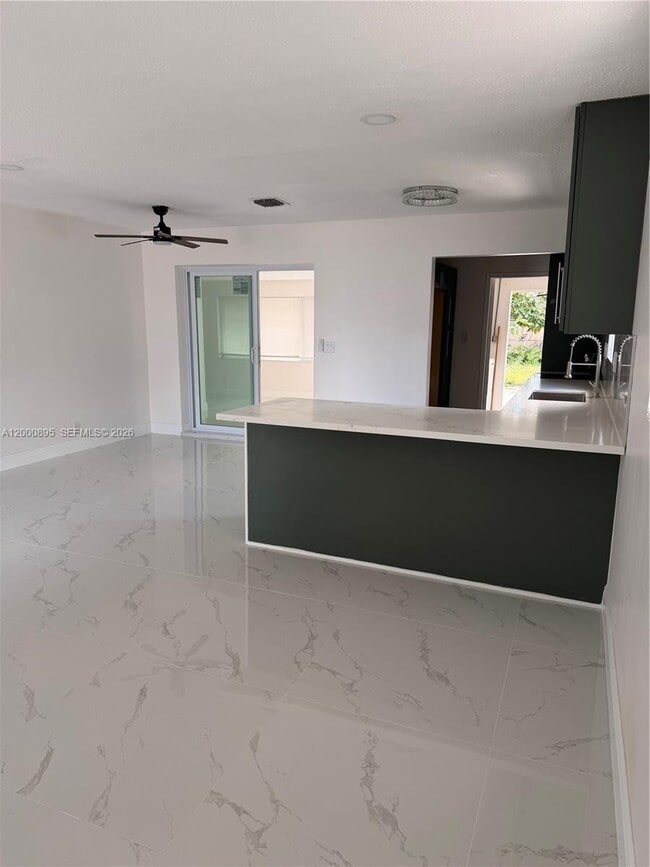 Foto del edificio - 7380 Cleveland St