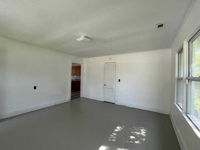 Building Photo - 206 Richlands Ave
