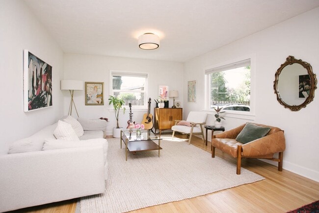 Building Photo - One of a kind house with on-site laundry, ...