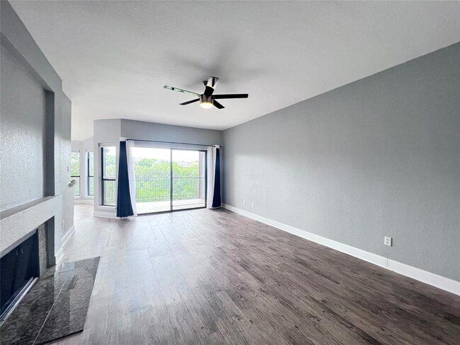 Foto del edificio - 4711 Spicewood Springs Rd