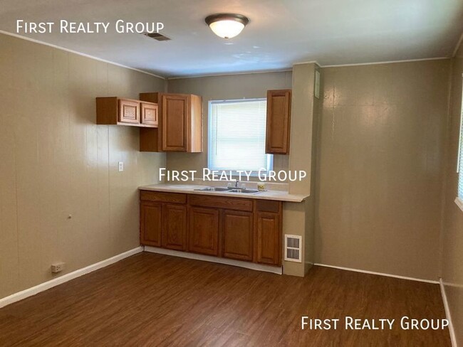 Building Photo - 3 Bedroom, 1 Bath Ranch Single Family home...