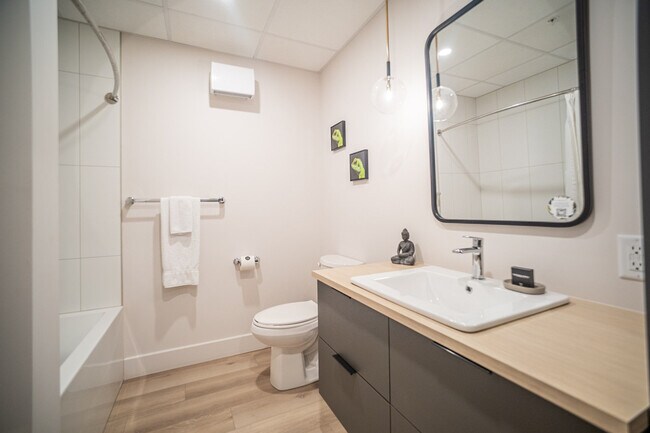 Building Photo - 3390 R. de La Pérade