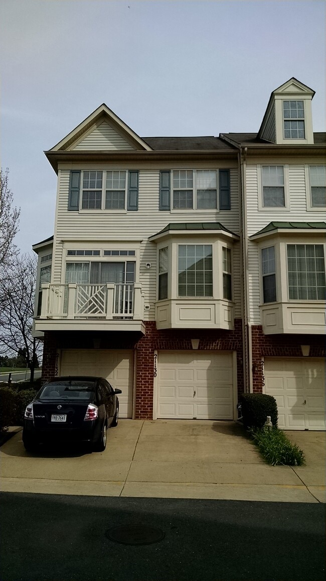 3 Levels w/ Garage - 21130 Domain Ter