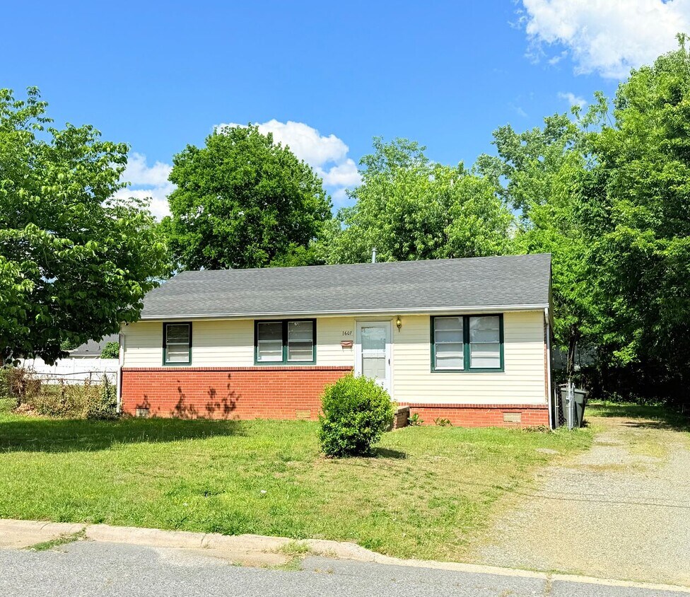 Foto principal - 3 bed Ranch Style Home
