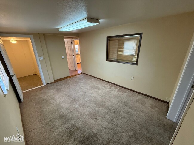 Building Photo - Cozy 2-Bedroom Unit Near Milroy Park & Gar...