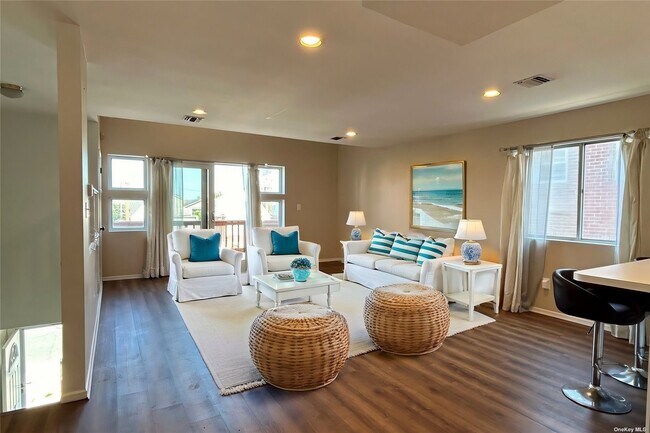 Foto del edificio - 240 E Broadway