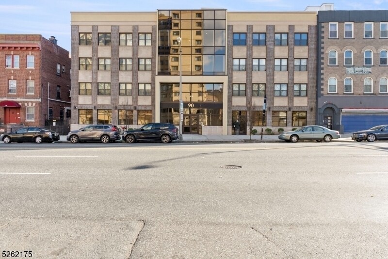 Primary Photo - 90 Clinton Ave