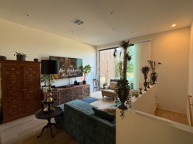 Building Photo - Luxury 3 Bed/3 Bath Townhome in Carlsbad