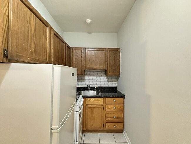 Building Photo - 516 W Melrose St