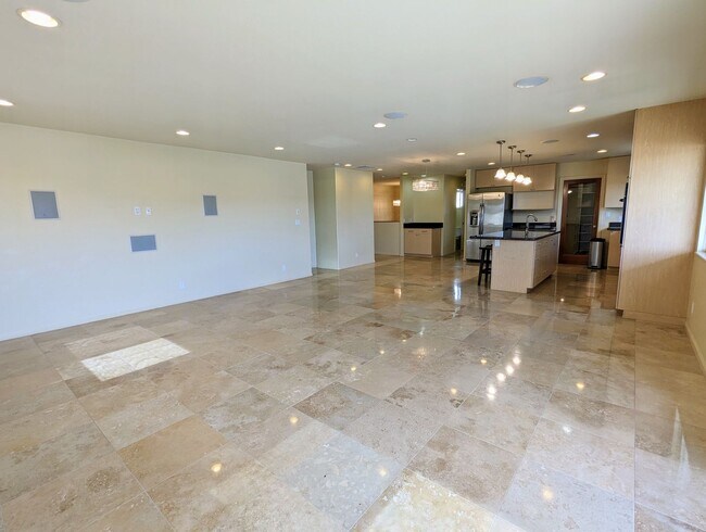 Building Photo - Large Luxury 4 bedroom 2 bath home with  2...