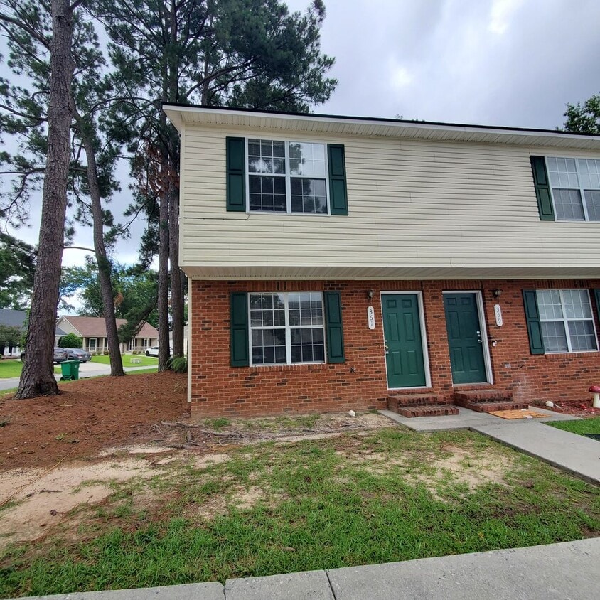 Primary Photo - CUTE 2 bedroom, 2½ bath town house close t...
