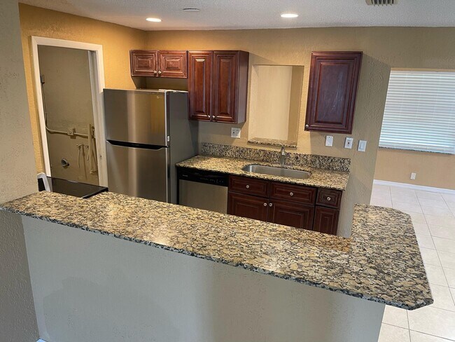 Foto del edificio - 1650 W 12th Ct