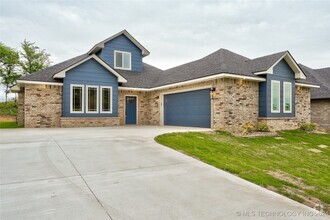 Building Photo - 6961 River Oak Dr