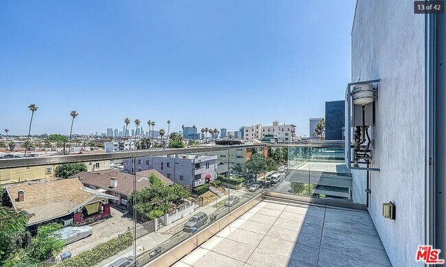 Foto del edificio - 105 S Mariposa Ave