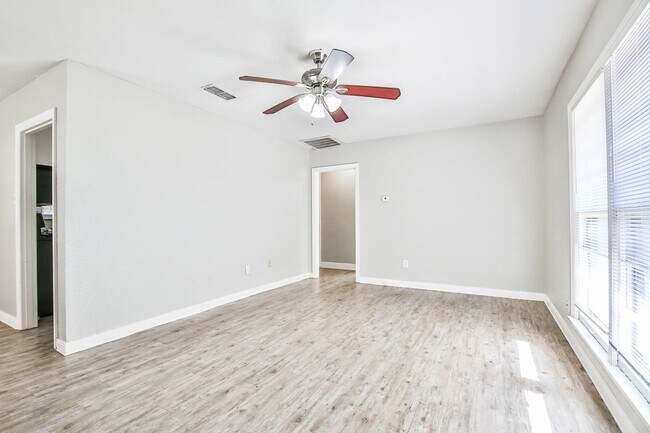 Foto del edificio - A MUST SEE - GREAT COLLEGE PROPERTY! PRELE...