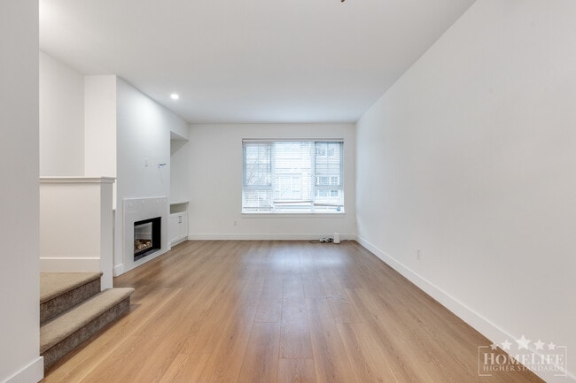 Building Photo - Spacious 3 Bed Townhome in Highland Park with Resort Style Amenities and Private Yard