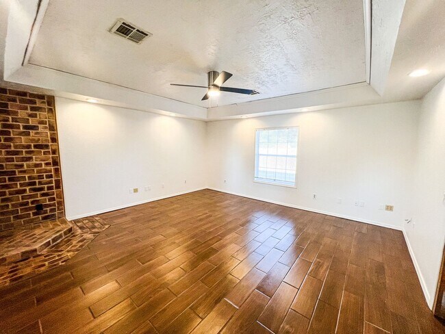 Foto del edificio - Spacious 1BR Apt. with Covered Parking