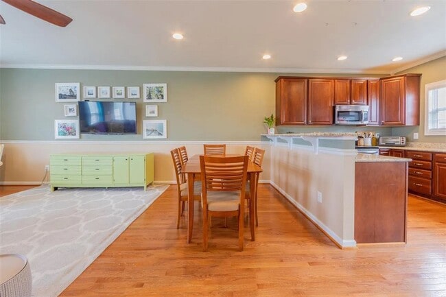 Building Photo - Gorgeous townhome, walking distance to Hol...