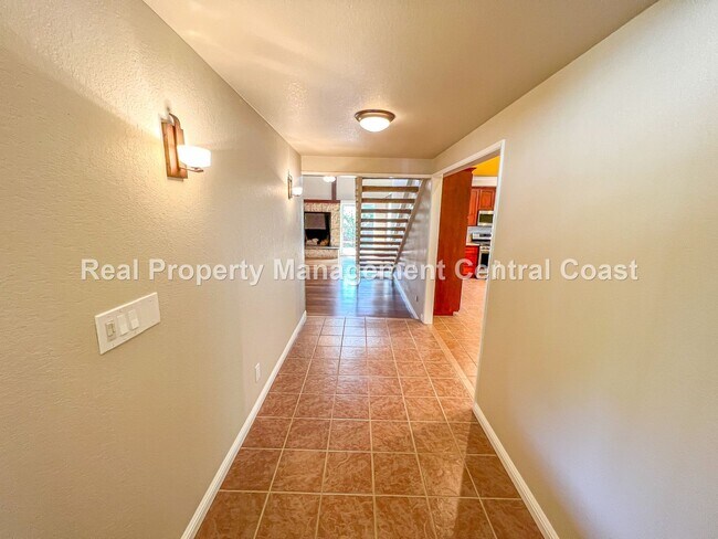 Foto del edificio - AVAILABLE MAY - 3 Bedroom / 2.5 Bathroom H...