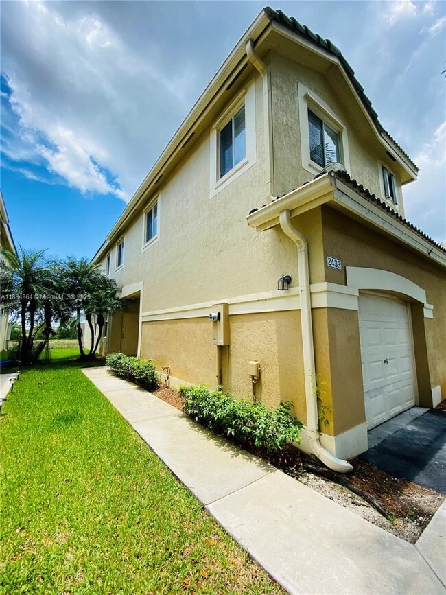 Building Photo - 2433 Pasadena Way