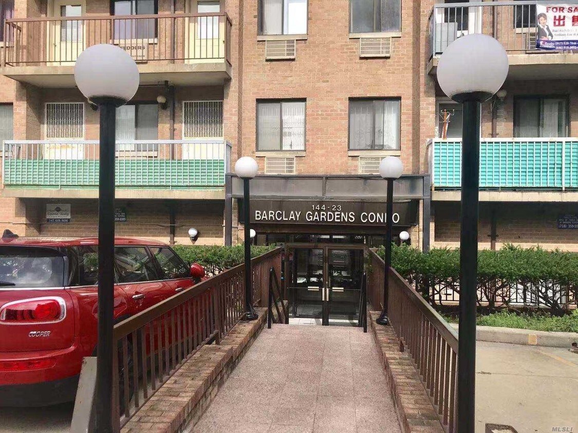 Foto principal - 144-23 Barclay Ave