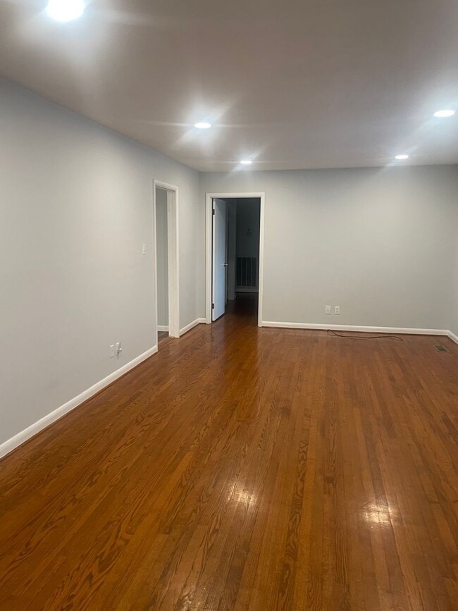 Building Photo - Knoxville 37918 - 3 bedroom, 1.5 bath home in Halls - Contact Lisa Vineyard and Shannon Russell (...