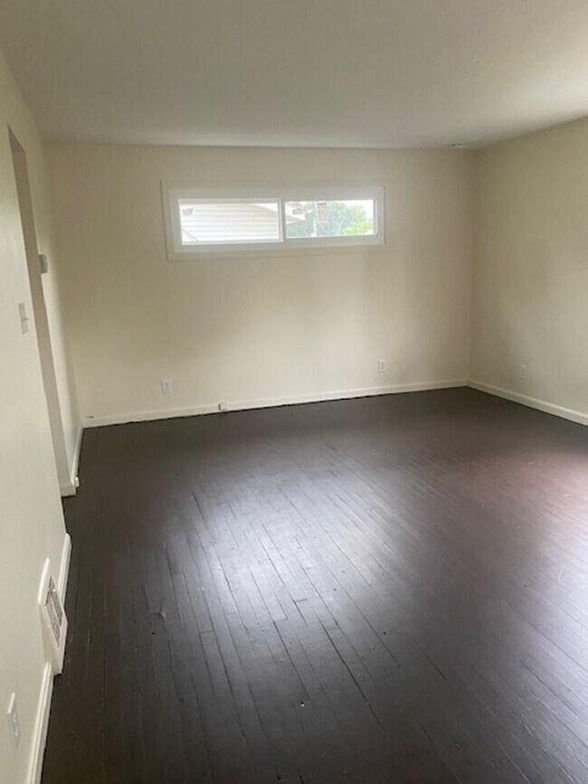 Building Photo - $850 North Hill  upper apartment of the du...