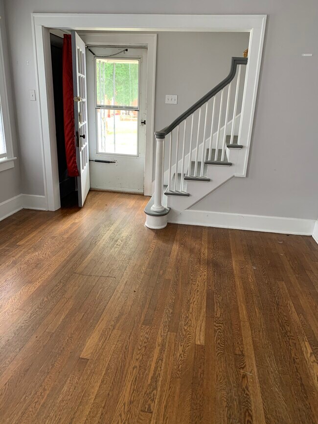 Living room - 123 S High St
