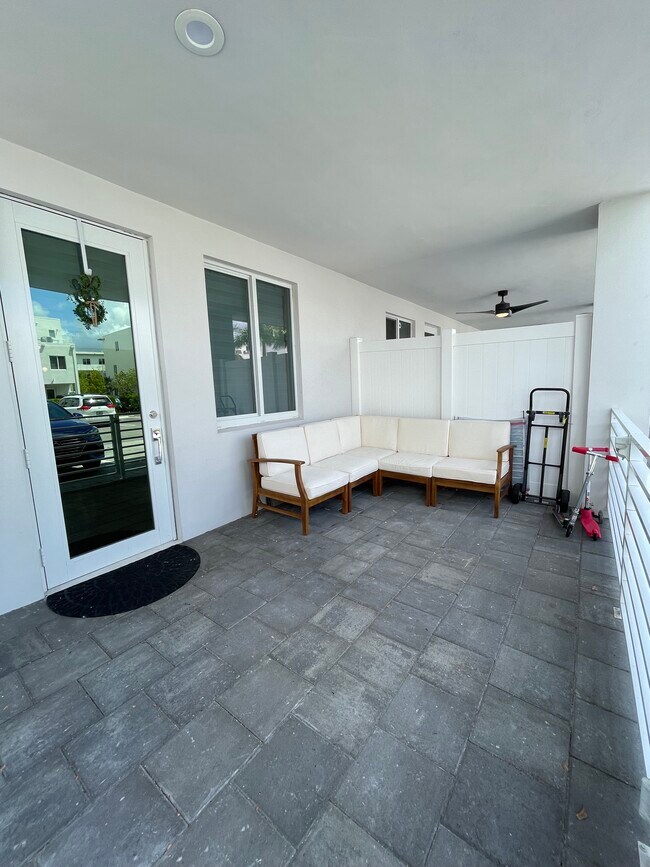 Foto del edificio - 6450 NW 102nd Ct