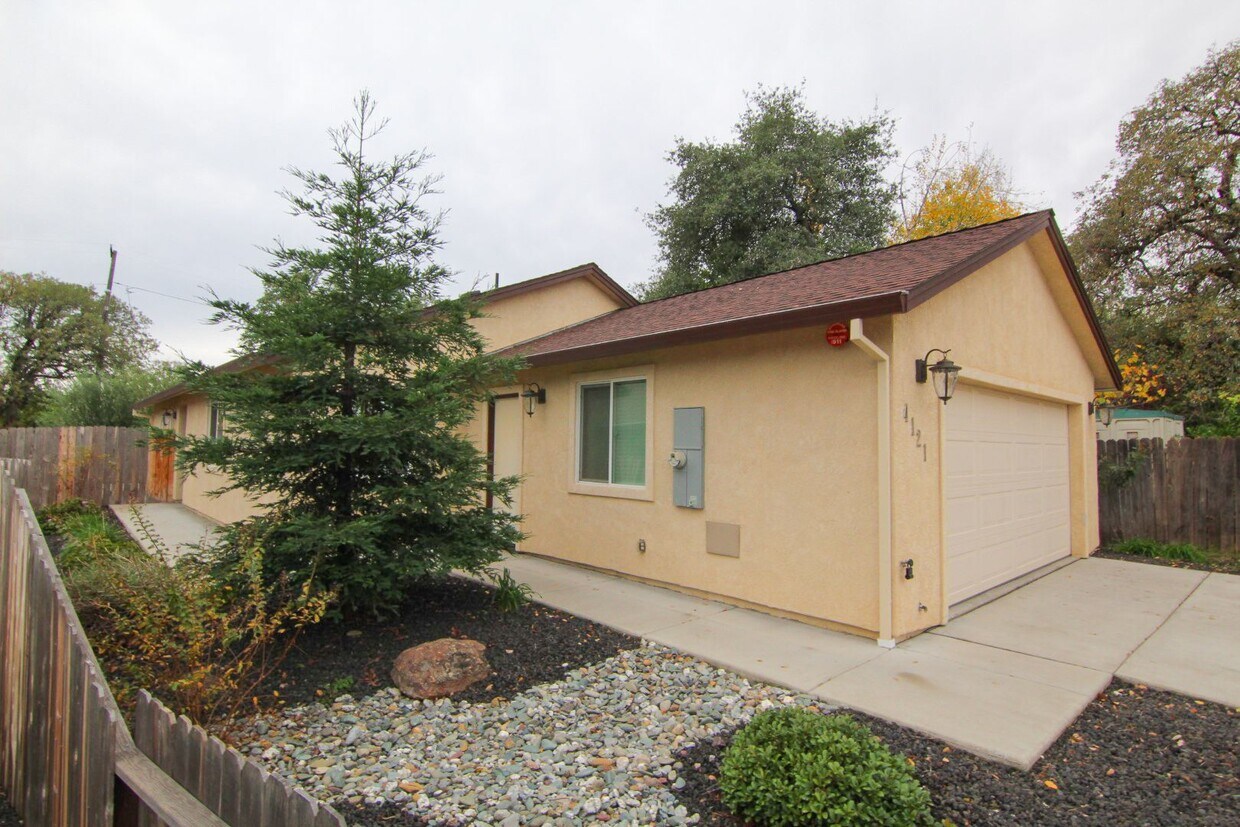 Primary Photo - 3 Bedroom, 2 Bath Home in Redding