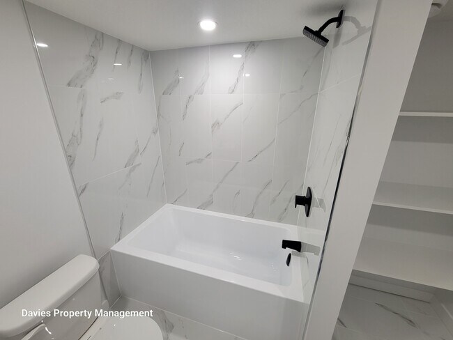 Photo du bâtiment - 16230-16219 19 Ave SW