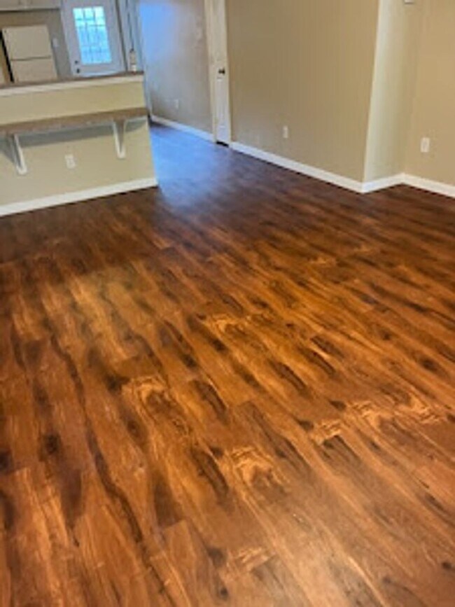 Building Photo - READY FOR MOVE IN...  2 bedroom 1.5 bath t...