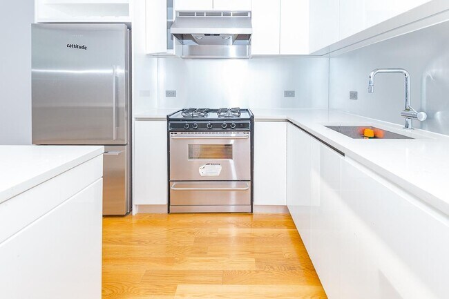 Building Photo - 436 Albee Square W