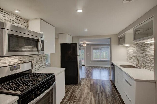 Building Photo - 1399 N Druid Hills Rd NE